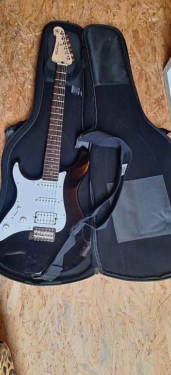 Strumenti musicali: Yamaha Pacifica Linkshändergitarre – Usato da Luzern venduto da Felia 3