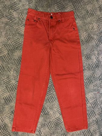 Rote Mädchenjeans