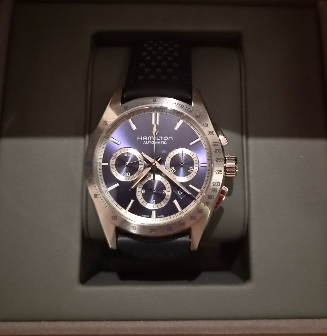 Hamilton Montres: Hamilton Jazzmaster Performer Auto Chrono – Neuf avec emballage d'origine à Oberentfelden par Kiiwy