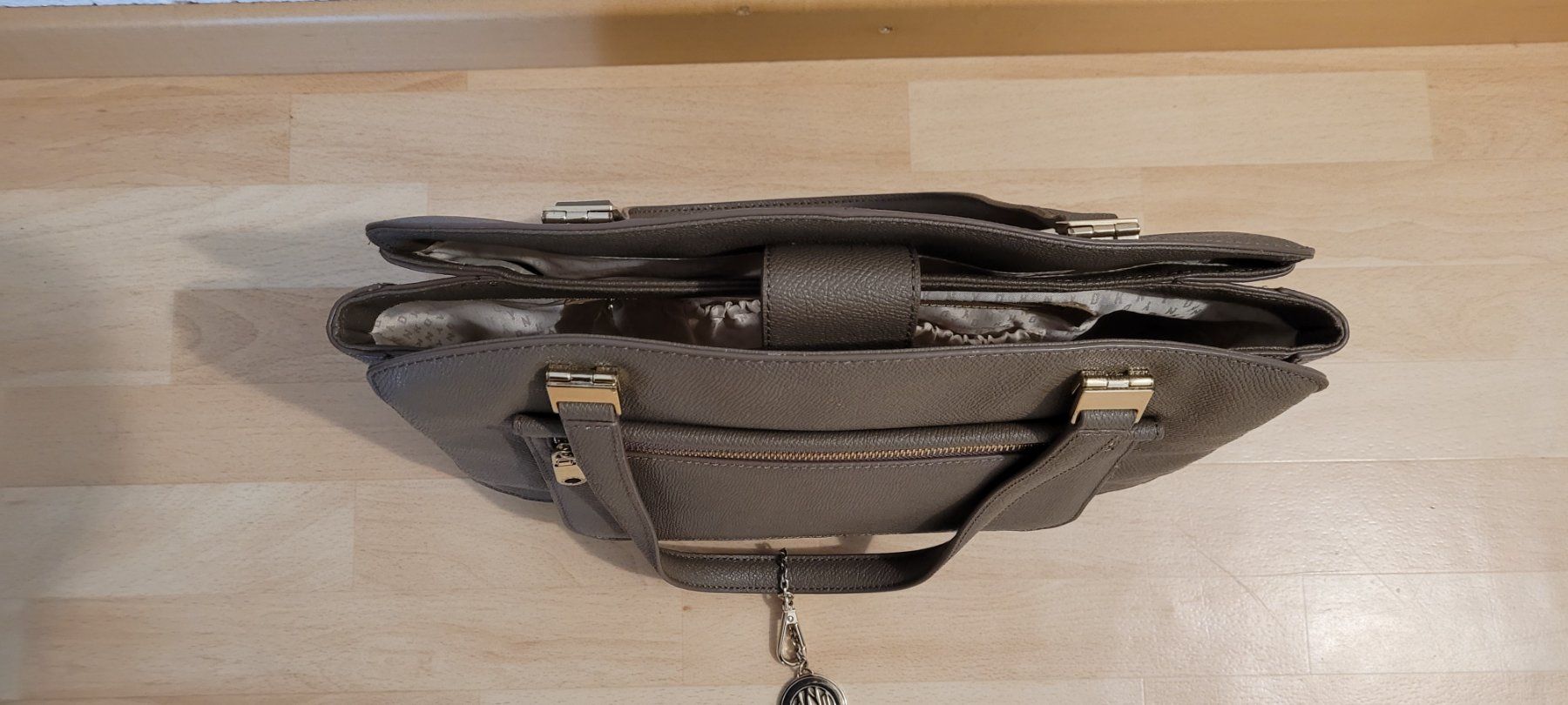 DKNY Sacs femmes: Schultertasche DKNY – D'occasion à Schwyz par Vesparider01 9