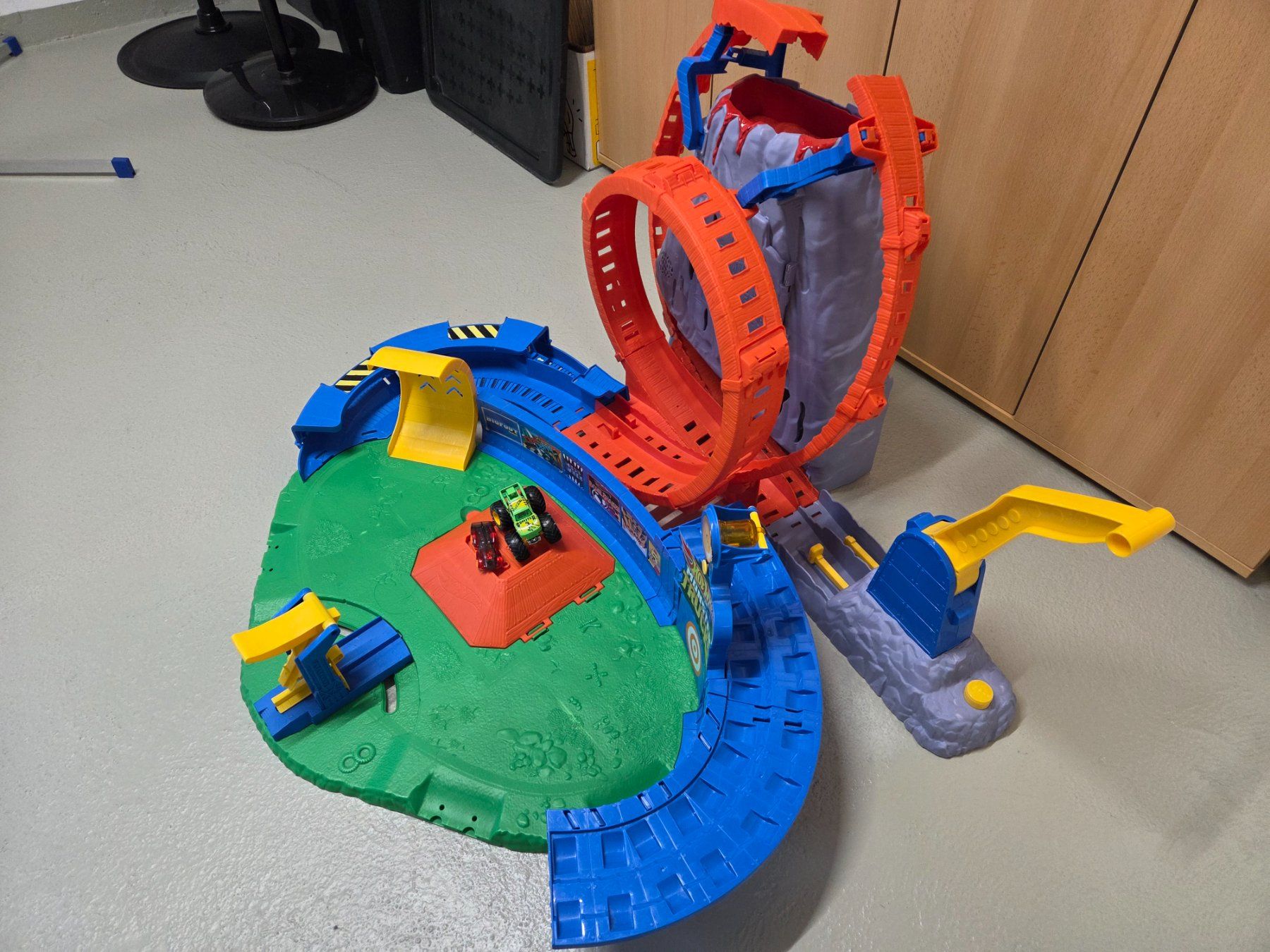 Hot Wheels Spielzeuge: Hot Wheels Monster Trucks Bahn T-Rex Vulkan Arena – Gebraucht aus Hausen AG von roschweizer 2