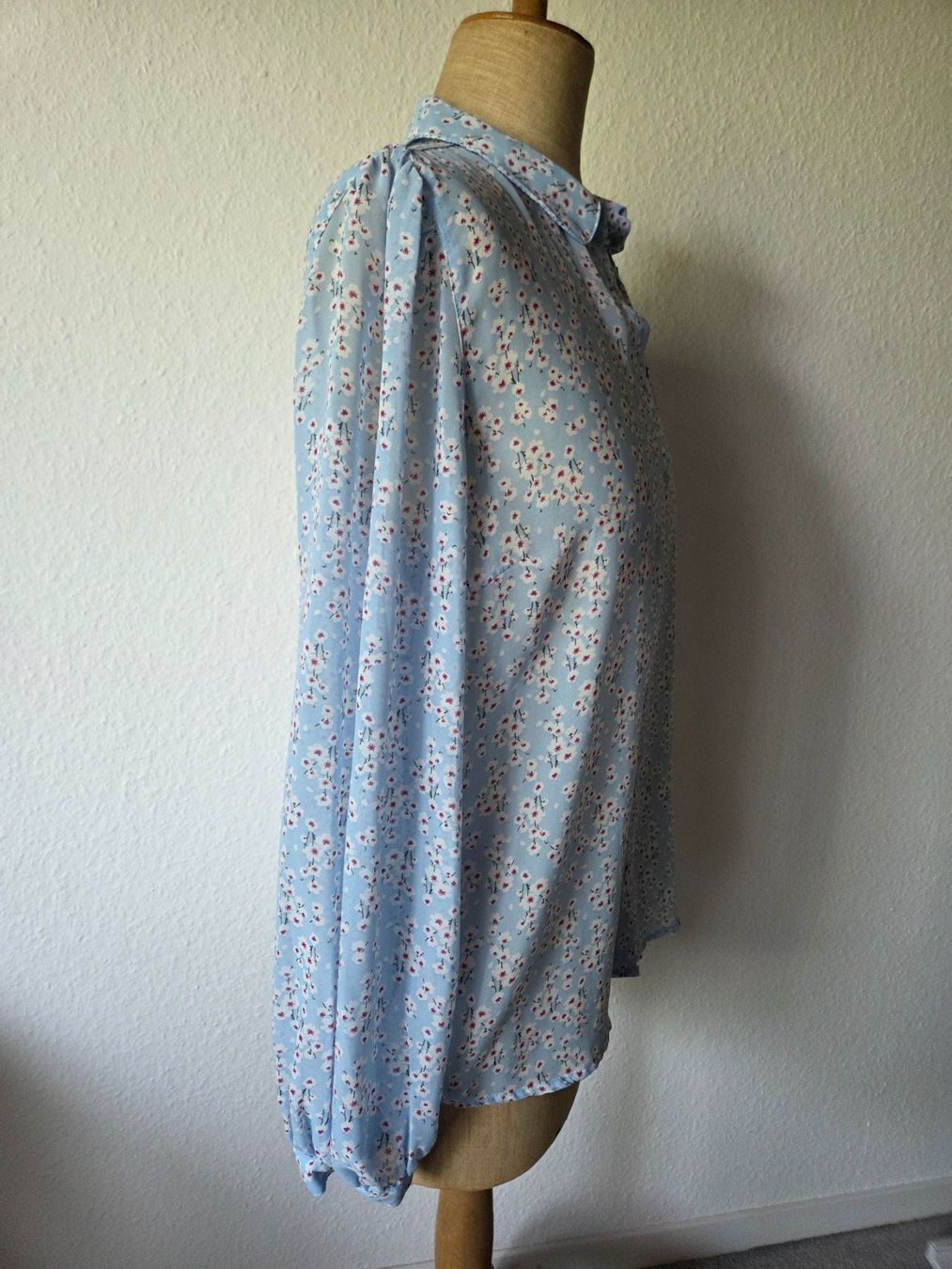 Vila Blusen: Hellblaue Bluse mit Blumenmuster (Vila) – Gebraucht aus Zürich von Stephs13 1