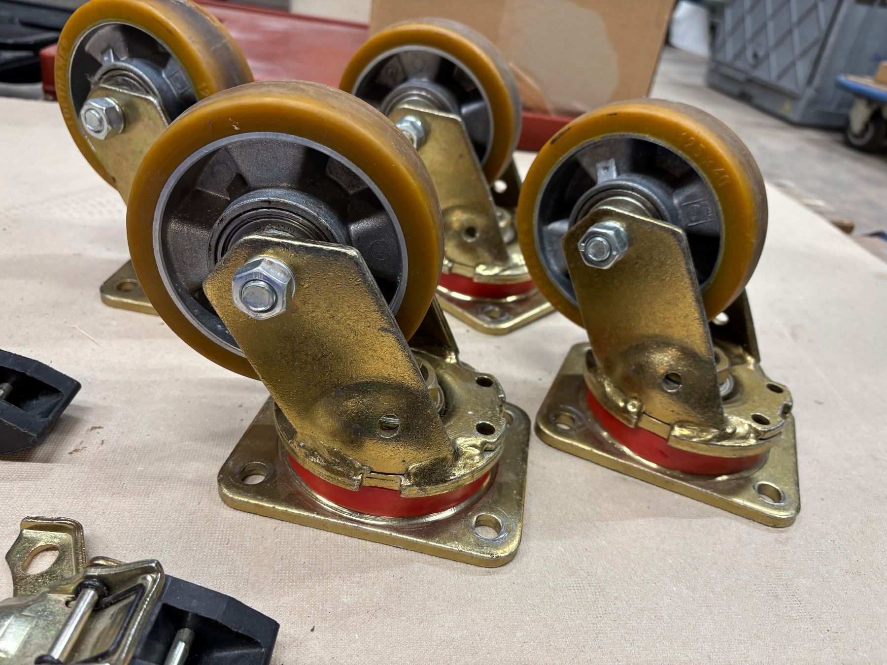 Altro per stoccaggio & trasporto: 4 Stk. Schwerlastrollen, Bockrollen, Lenkrollen, mit Bremse – Usato da Winterthur venduto da ReUse_Baumarkt 1