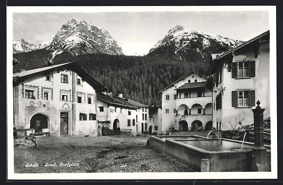 Cartoline postali: AK Schuls, Dorfplatz mit Brunnen – Usato da Berlin venduto da bartko-reher