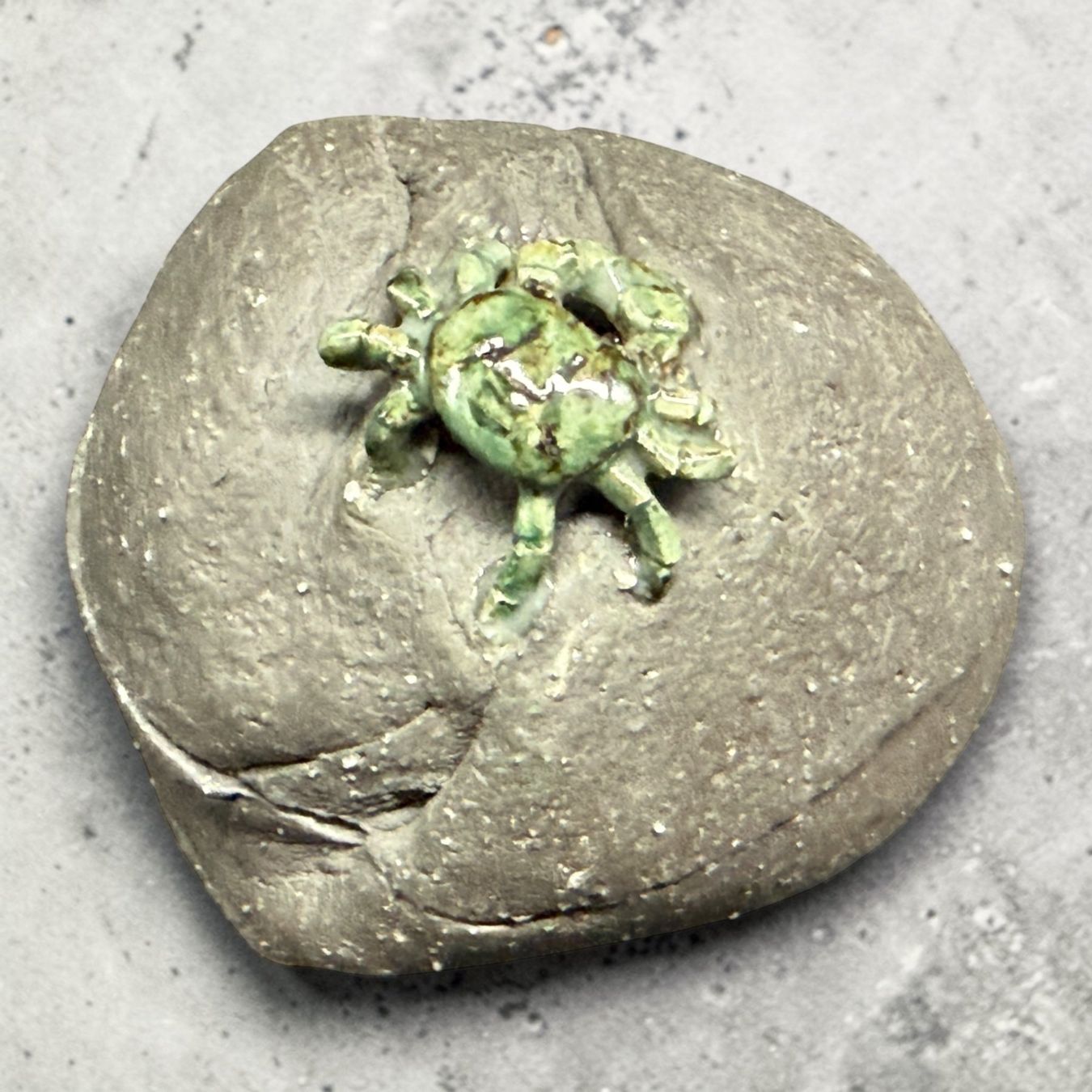 Schmuckkästen: Boîte à bijoux en grés représentant un crabe sur un rocher – Gebraucht aus Morges von deco.vintage