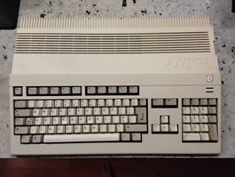Amiga 500 Gehäuse mit Tastenkappen und Abschirmblech.