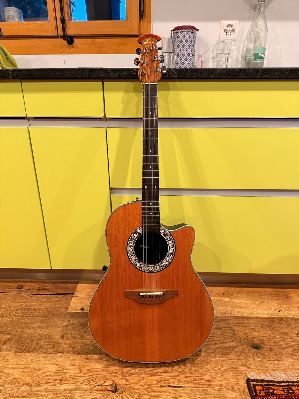 Strumenti musicali: Ovation Gitarre Model No. 1661 – Usato da Thun venduto da S.Nyff 1