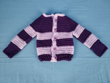 Violette Baby-Strickjacke (ca. 3 Monate) - VIERZACK