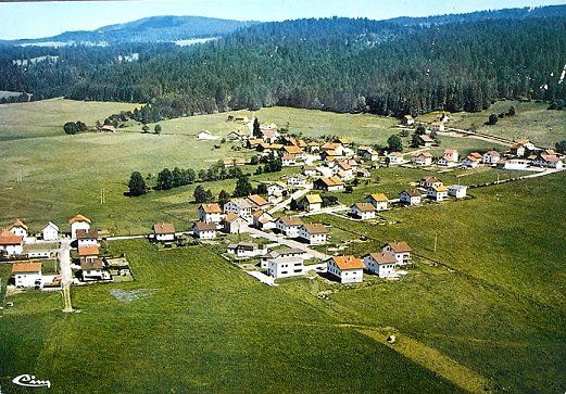 Cartoline postali: MONTLEBON Vue aérienne – Usato da Jona venduto da philajona