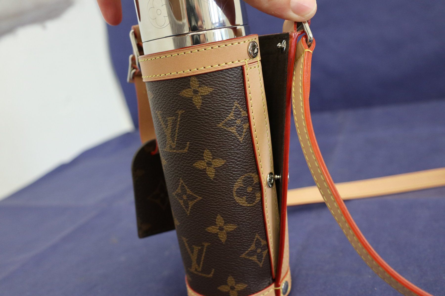 Borracce & Thermos: Louis Vuitton Wasserflasche mit Monogram Canvas Hülle – Nuovo (secondo la descrizione) da Liestal venduto da FuV01 3