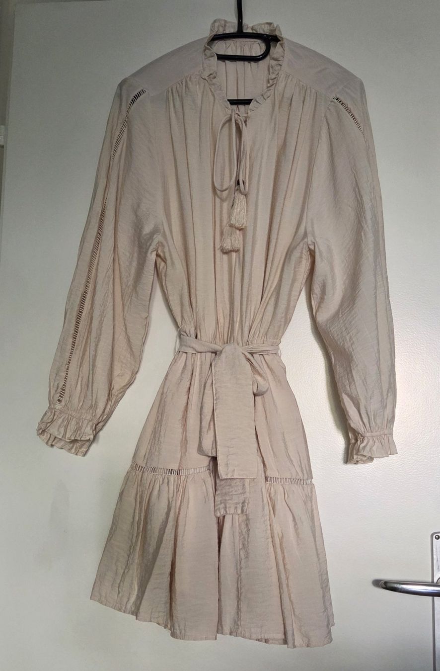 Zara Robes: Robe beige Zara L – Neuf (Voir description) à Onex par AF. 1