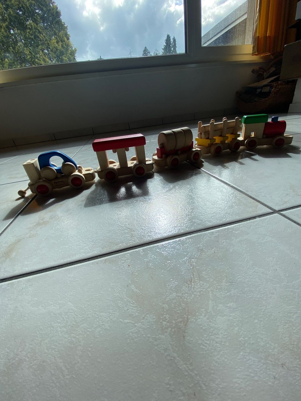 Spielzeuge: Holzeisenbahn mit 5 Anhängern – Gebraucht aus Hallwil von Zoeizy 1