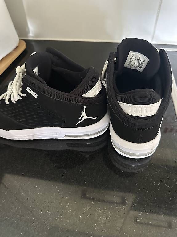 Jordan Scarpe da uomo: Jordan Max Aura in Schwarz/Weiß – Usato da Aarau venduto da S.Herzog 1