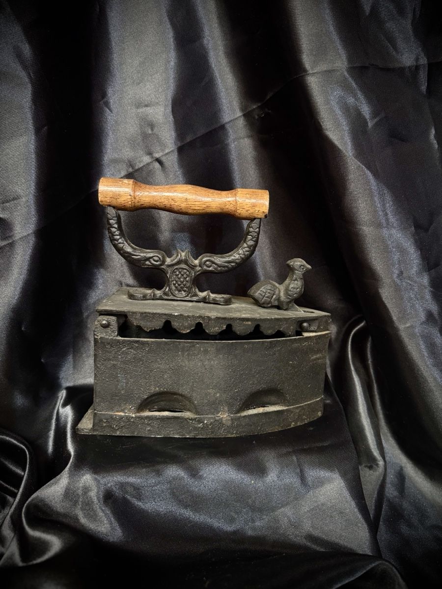 Tutte le decorazioni: Antique Cast Iron Flat Iron Bird Design – Usato da Bern venduto da NOKOMETA