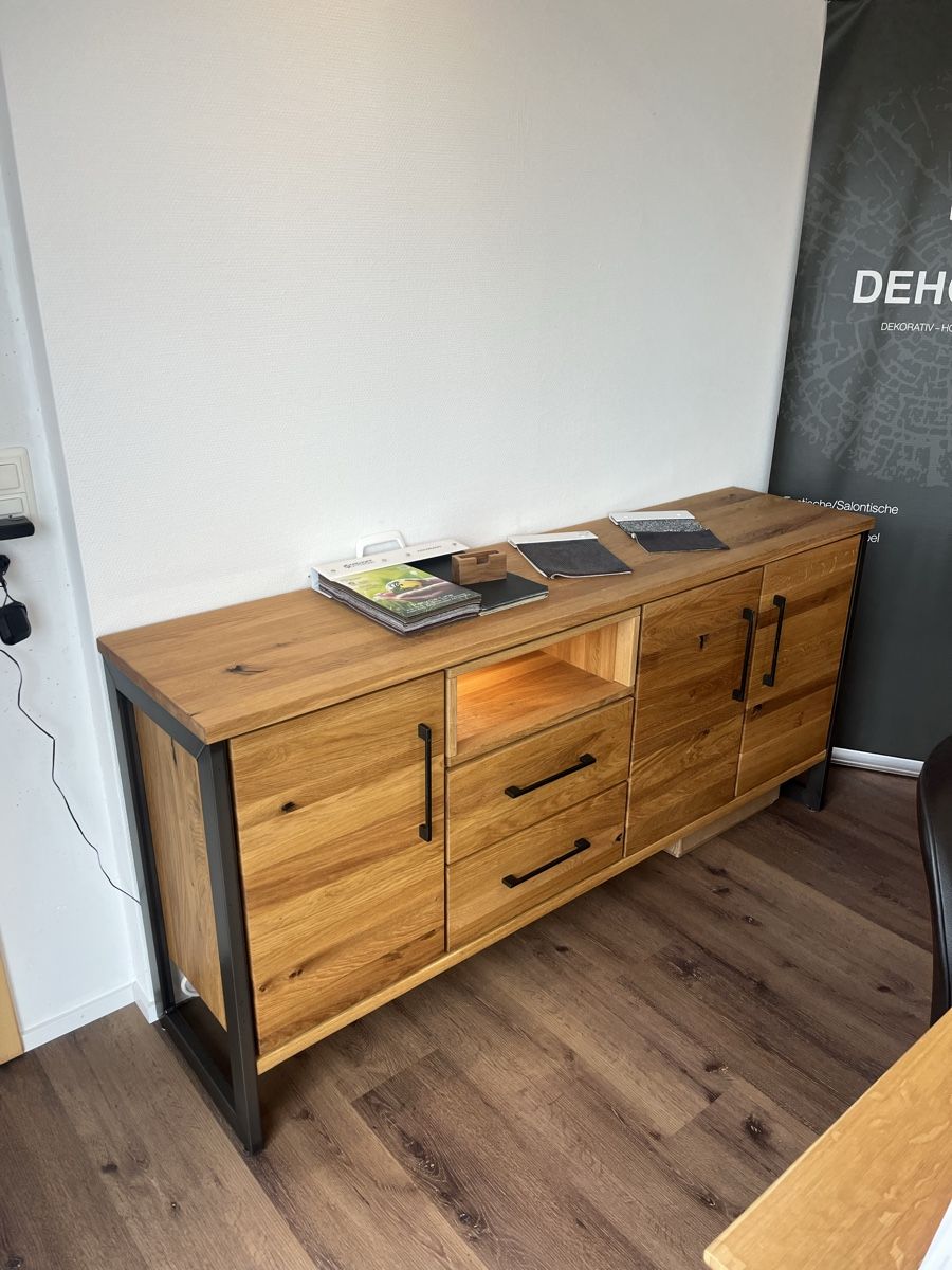 Credenze: Massivholz Sideboard mit Stahlrahmen – Nuovo (secondo la descrizione) da Kaltbrunn venduto da SilvanS03