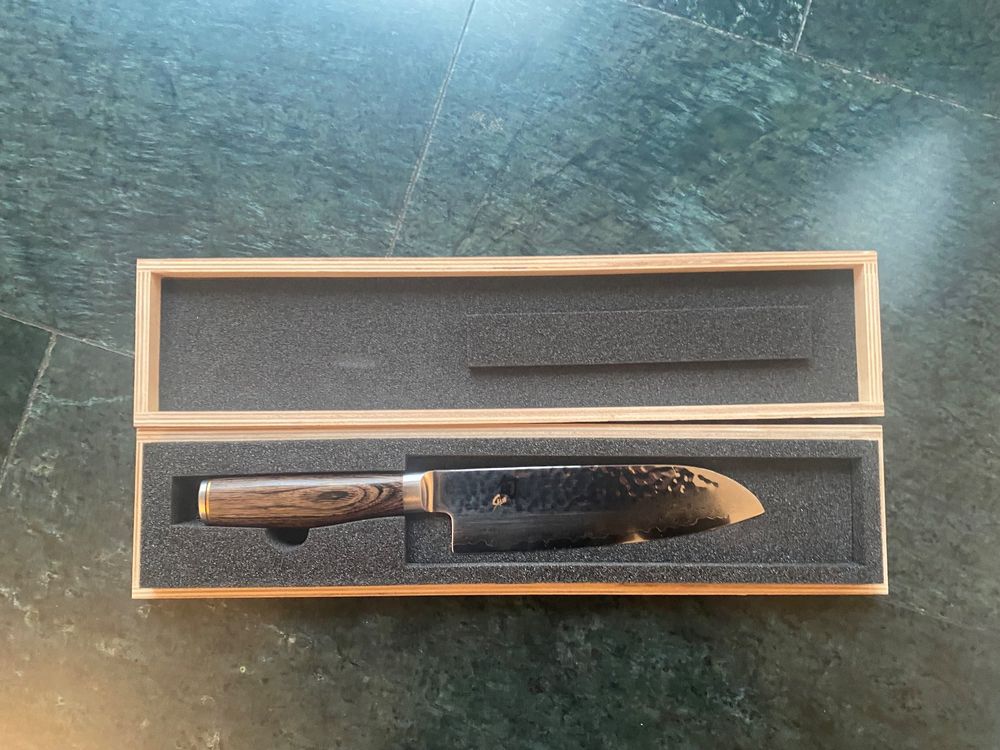 KAI Shun Premier Tim Mälzer Minamo Santoku 20,0 Cm Longitud De La Hoja - Núcleo De Acero VG-MAX Con 32 Capas De Acero De Damasco, 61 (±1) HRC - Madera De Pakka