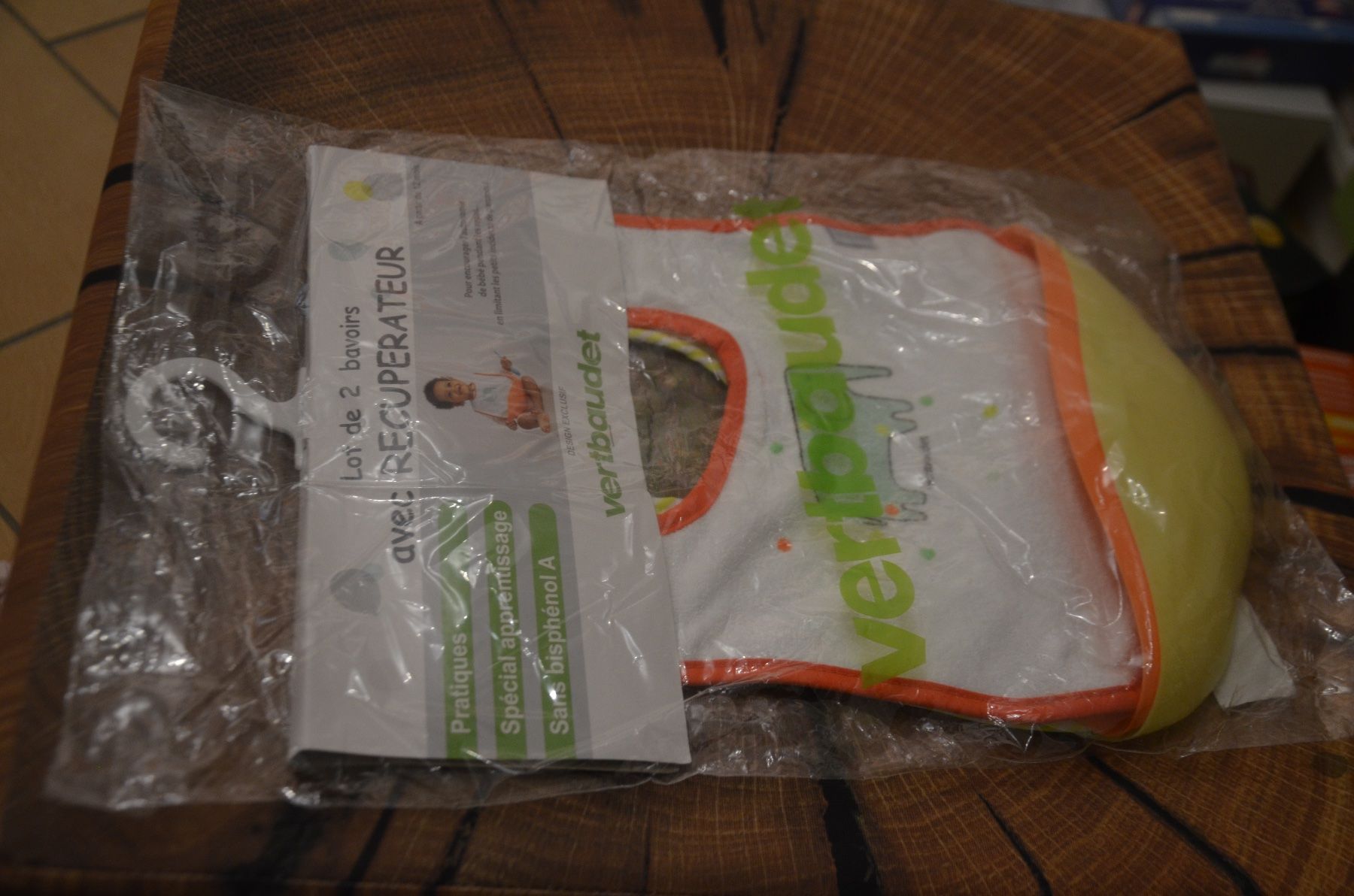 Baby-Mahlzeiten: 2 STUCK BAVETTES NEU – Neu und originalverpackt aus Chiasso von Dolly015