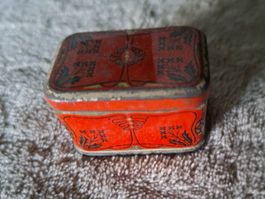 Kleine Tee- Blechdose rot mit Muster, antik fürs Puppenhaus