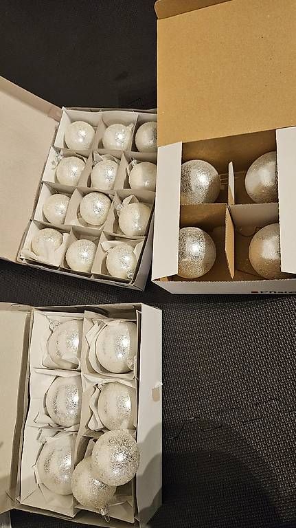 Pfister Toutes les décorations: Weisse Möbel Pfister Weihnachtskugeln – Neuf avec emballage d'origine à Unterlunkhofen par Fcbasel92 2