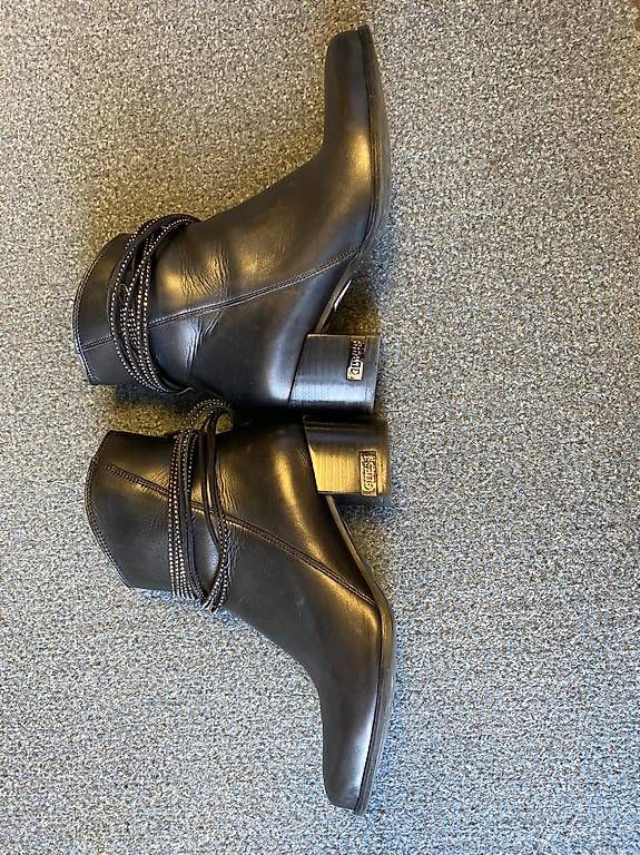 Scarpe da donna: GUESS Stiefelette – Usato da St. Gallen venduto da Konstanza 1