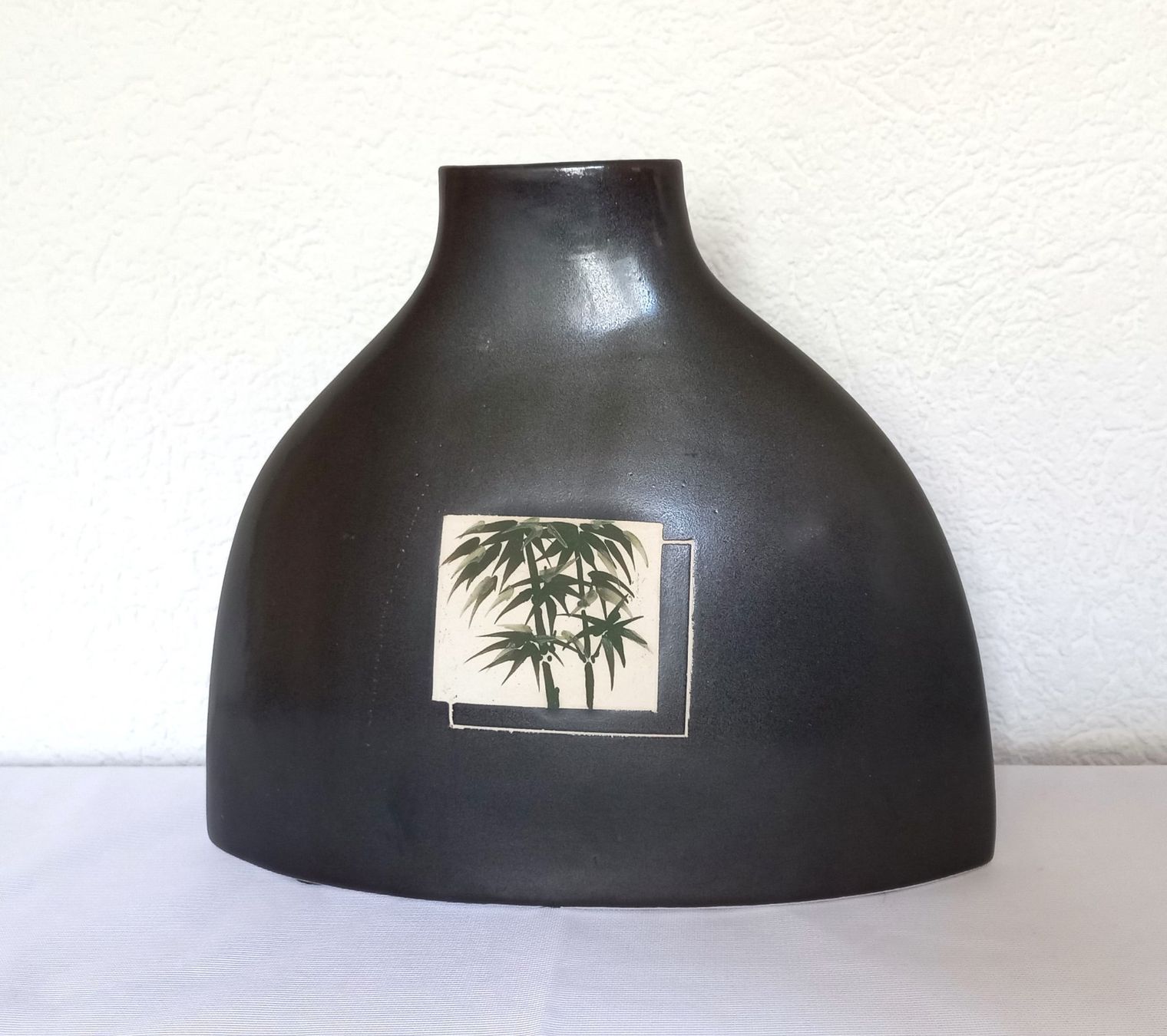 Vasi & Recipienti: Schwarze handbemalte Keramikvase, Thailand – Usato da Bévilard venduto da Orscha 1