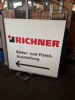 Leuchtreklame Wegweiser Geschäftslogo