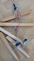Hosenbügeln 5 Stück Holz Metall gebraucht. Mit Klammer