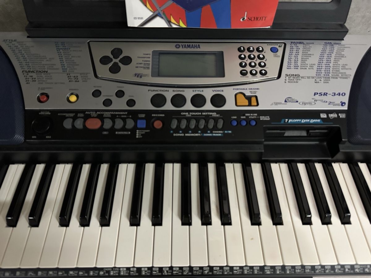 Yamaha Strumenti musicali: Keyboard Yamaha PSR-340 mit Ständer und Buch – Usato da Chur venduto da Sim7000 3