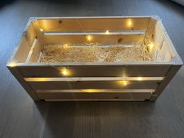 Holzkiste mit Lichterkette