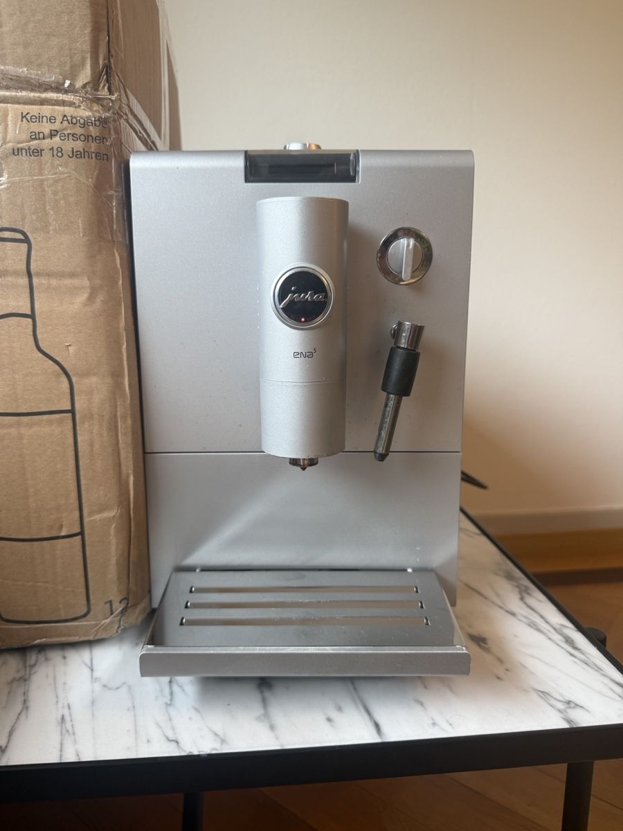 Jura Macchine per caffè & Macchine per espresso: Jura Silver Coffee Machine - Good Condition! – Usato da zürich venduto da mel_59pv
