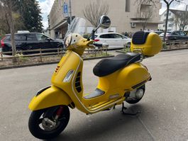 Vespa GTS 300 Super gelb 2018 nur 13’000 km Topcase
