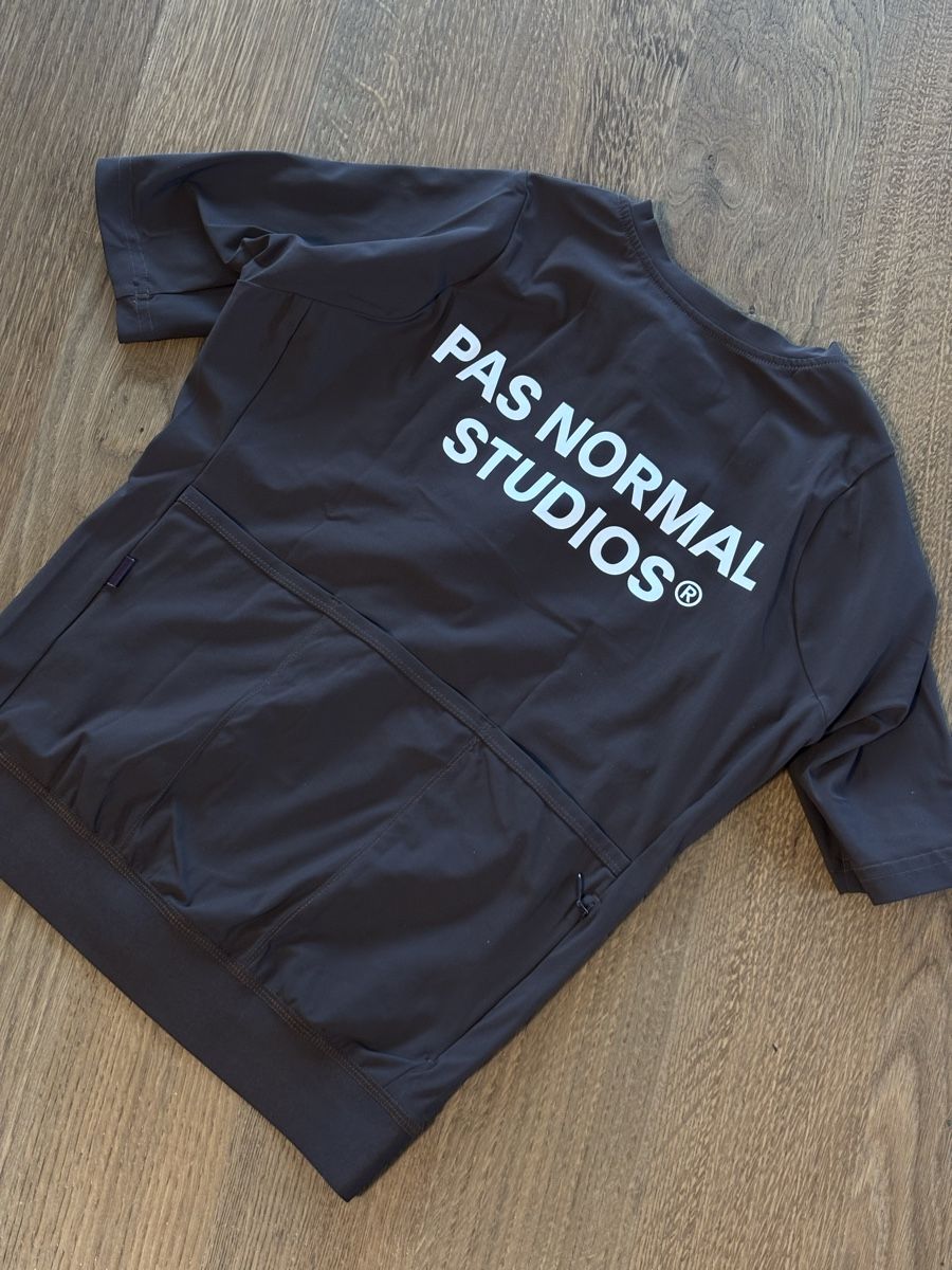 Pas Normal Studios Canottiere & Pantaloni: PNS WOMEN'S Essential Jersey – Nuovo (secondo la descrizione) da Mels venduto da exploremore 1