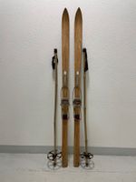 Ski (Nr. 45), schöne Holzski von ca. 1960 mit Stöcken