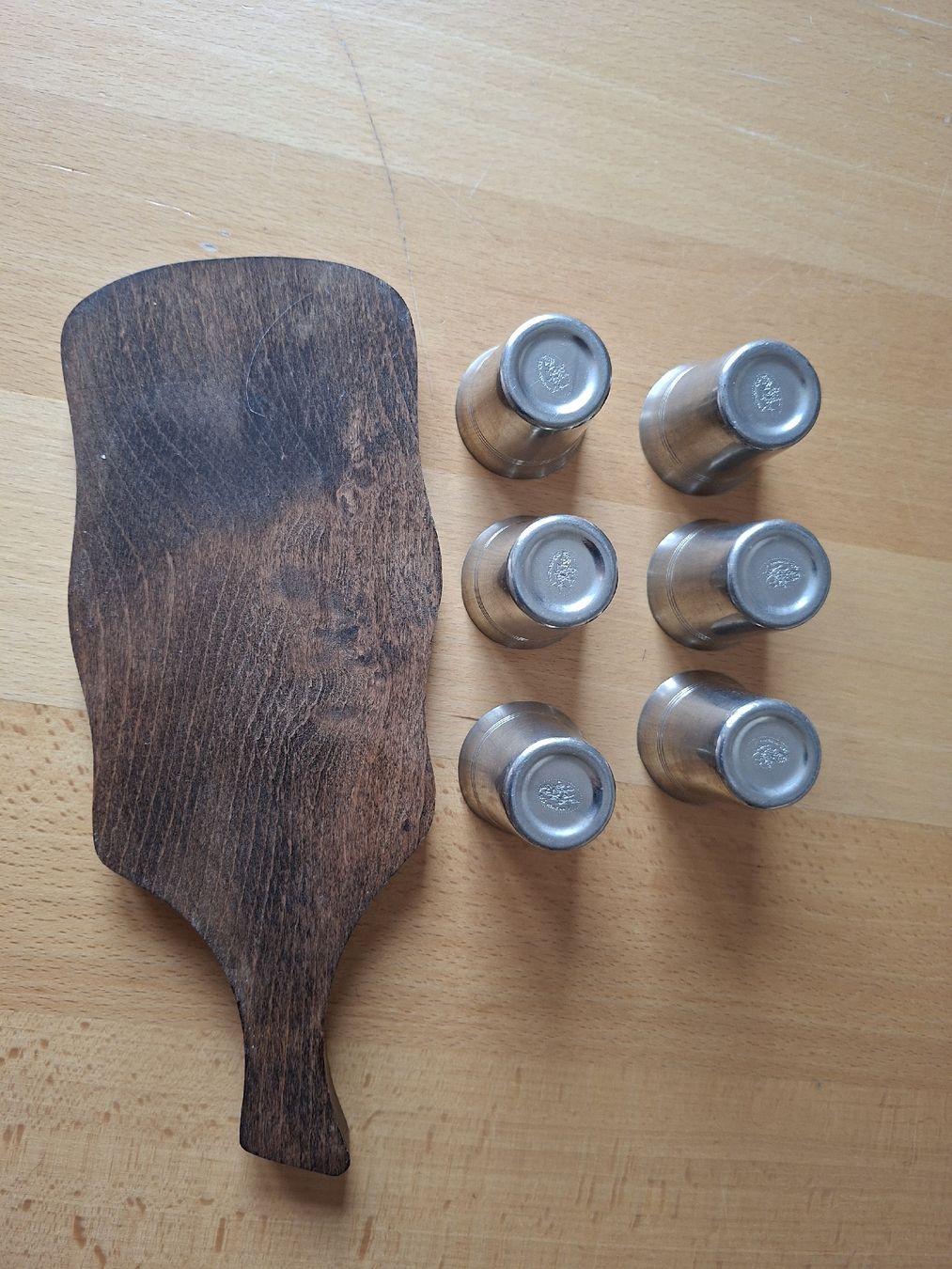 Set di piatti: Shot Gläser Set mit Holztablett, Reinzinn – Usato da Fehraltorf venduto da Vakael 2