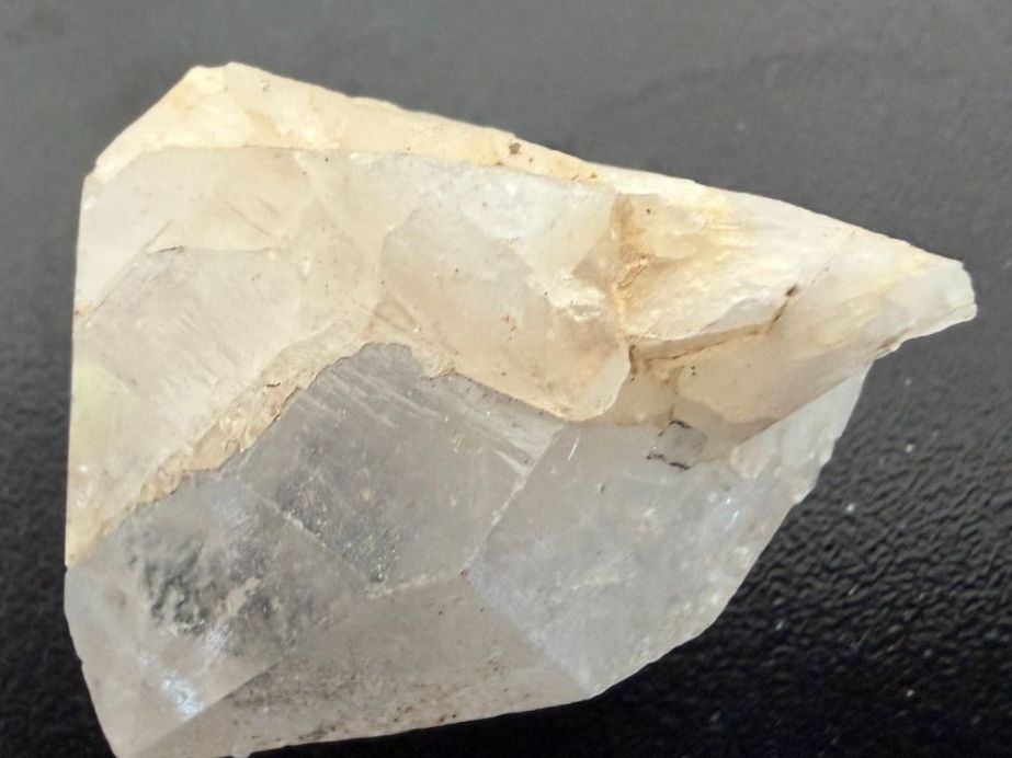 Minerali & Pietre curative: Bergkristall Rohstein (2.4) – Usato da Muri b. Bern venduto da Gemmes 2