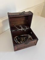 Kästchen mit Schmuck