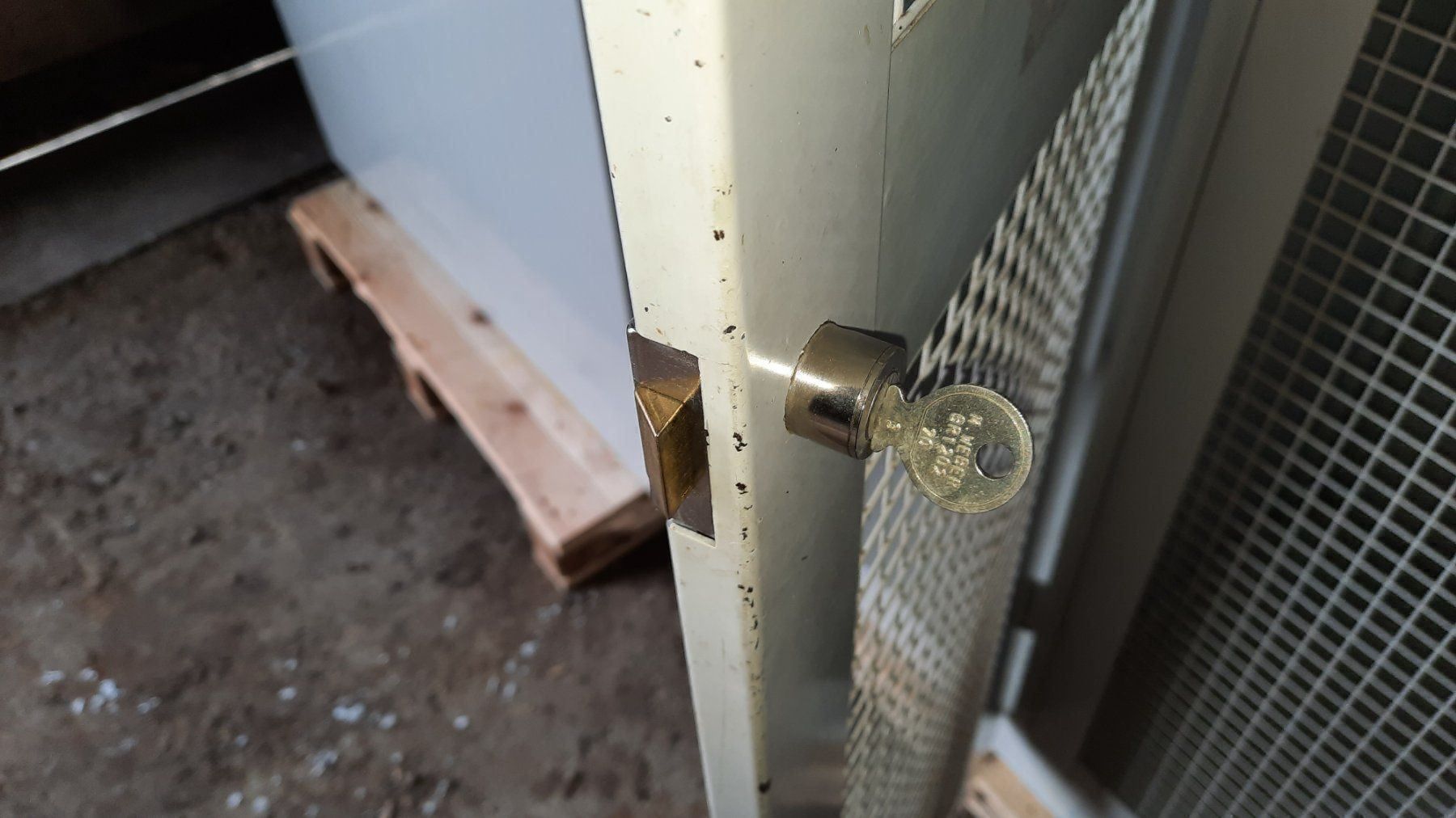 Armadi: Blech Schrank Kleider Wohnung Garderobe – Usato da Hedingen venduto da Zwackul 4