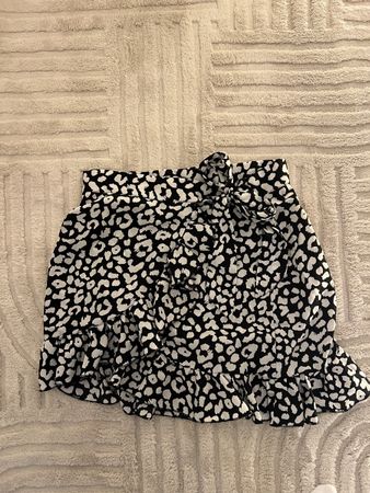 Minirock schwarz weiss Animal Print mit Bindeband</div>