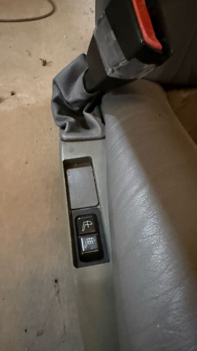 BMW Toutes les pièces auto: Elektrischer Vollleder Sitz BMW E34 mit Sitzheizung o. Risse – D'occasion à Giffers par volksgarage 3