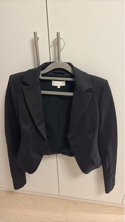 Stylish Black Blazer - Perfect for Autumn Layering!
