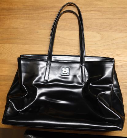 HUGO BOSS Handtasche – schwarz, glänzend, silberne Details