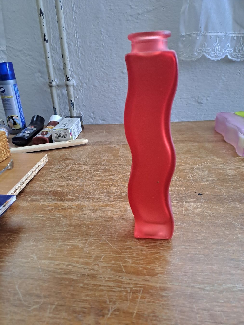 Vase & Récipients: Rote Vase geschwungene Form Glas schmaler Hals – D'occasion à Zürich par Schoebi19 1