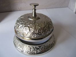 Hübsche Hotelglocke Tischklingel verziert Messing vernickelt