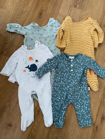 Set mit Baby-Pyjamas für 6–9 Monate