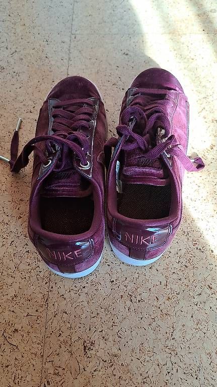 Damenschuhe: Nike Sneaker, Samt, Bordeaux, Gr. 40 – Gebraucht aus Wolfwil von Mim015 1