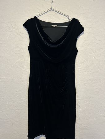 Maddison Schwarzes Samtkleid M