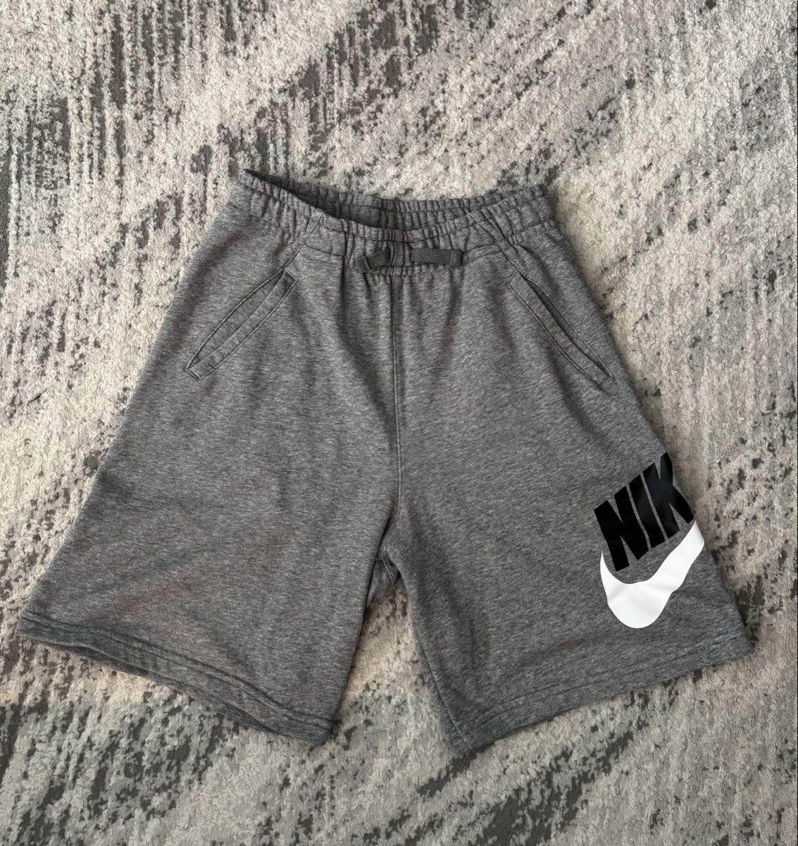 Pantaloni: Short Nike gris avec logo imprimé – Usato da Conthey venduto da val_l9md