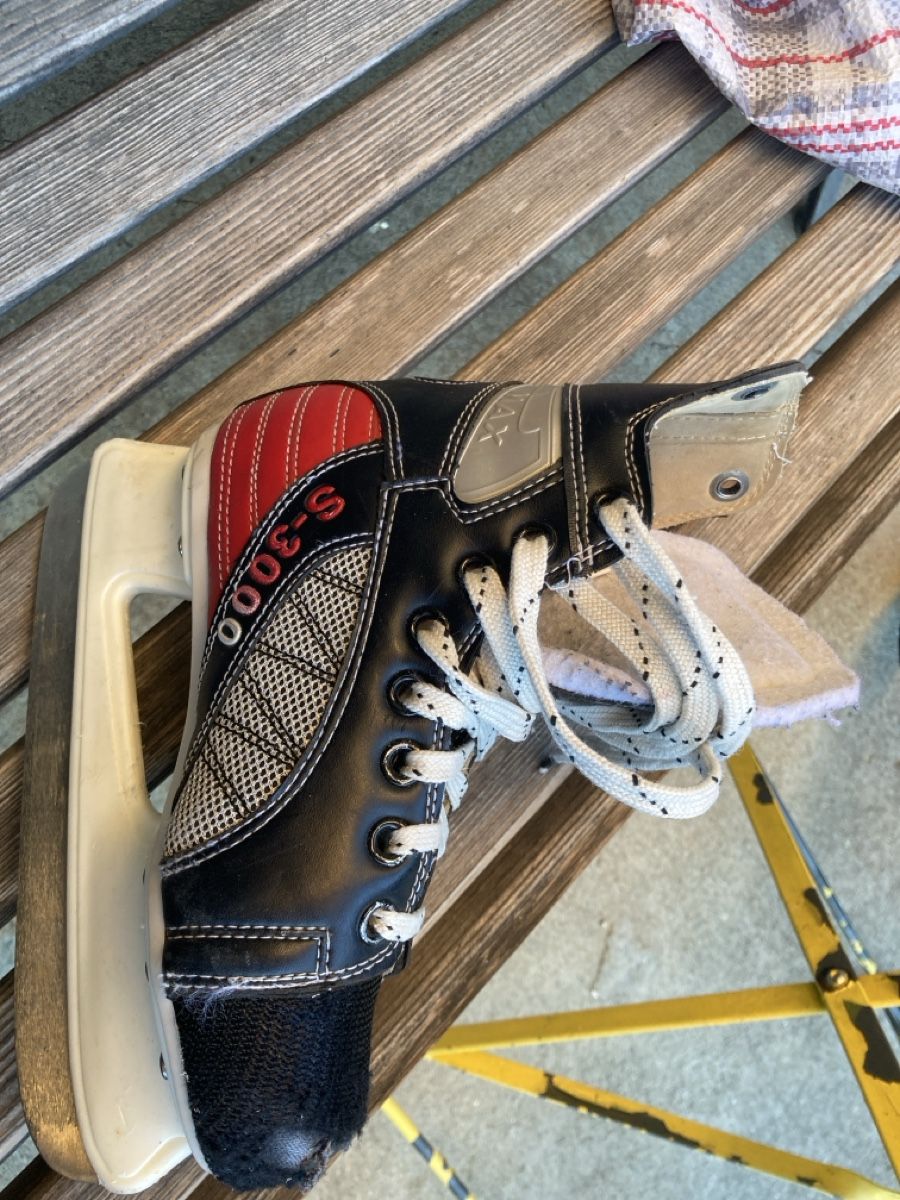 Pattini da ghiaccio: Schlittschuhe Kinder Grösse 33 – Usato da Münchringen venduto da Patruuna01 1