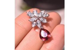 Anhänger Blumenform mit rotem Stein  neu