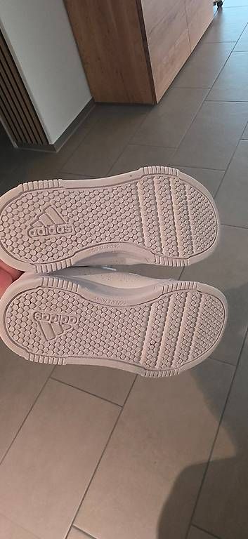 Scarpe per ragazzi: Adidas Hallenschuhe Gr. 30 – Usato da Aarburg venduto da vere86 1